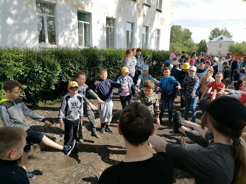 Утро в пришкольном лагере.
