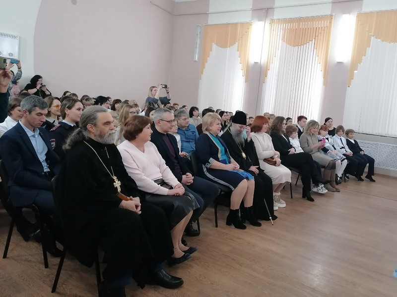 &amp;quot;Рождественский свет под книжной обложкой&amp;quot;.
